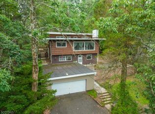 8 Pebble Beach Rd, Hopatcong, NJ 07843