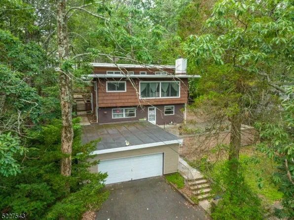 8 Pebble Beach Rd, Hopatcong Boro, NJ 07843