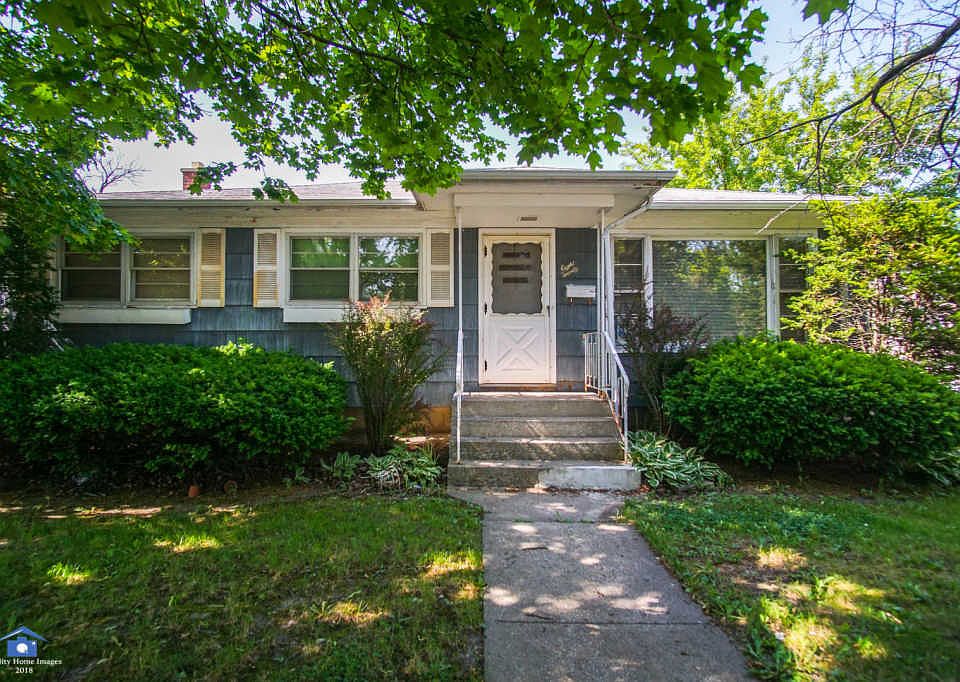 1st image of 820 E 160th Pl
