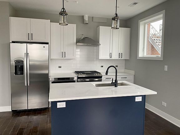 3rd image of 2219 N Clybourn Ave #302