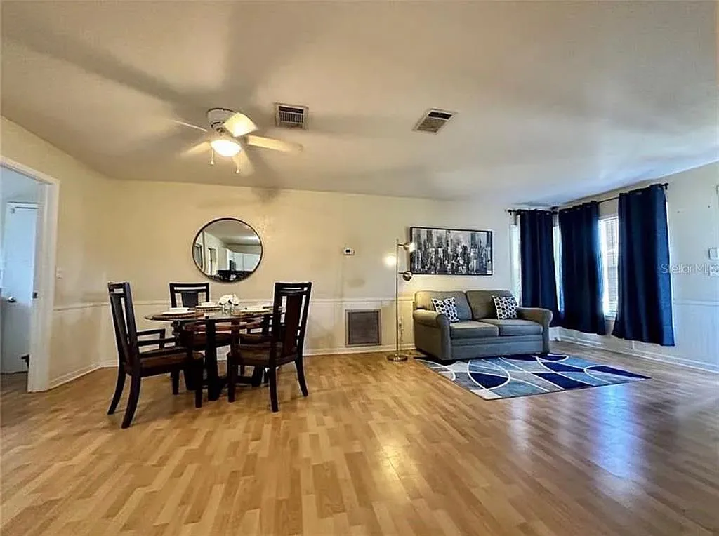2 bed, 2.0 bath, 924 sqft, $1,700 — Photo 3