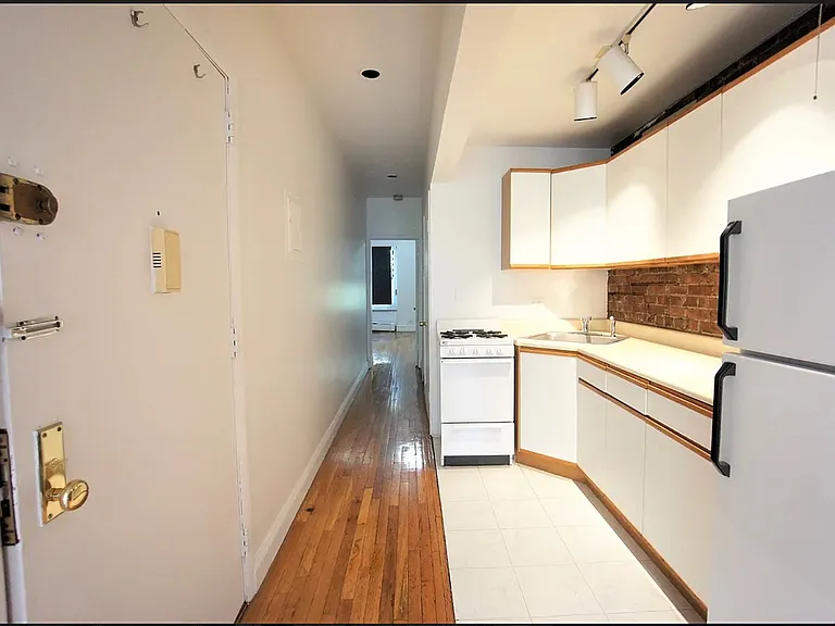 417 W 48th St #3E — Photo 6