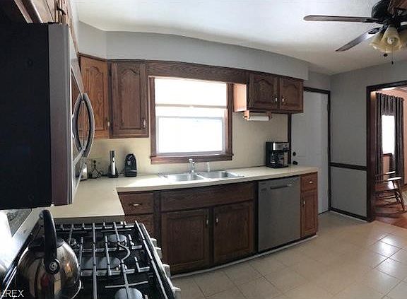 4th image of 6951 Manor Dr