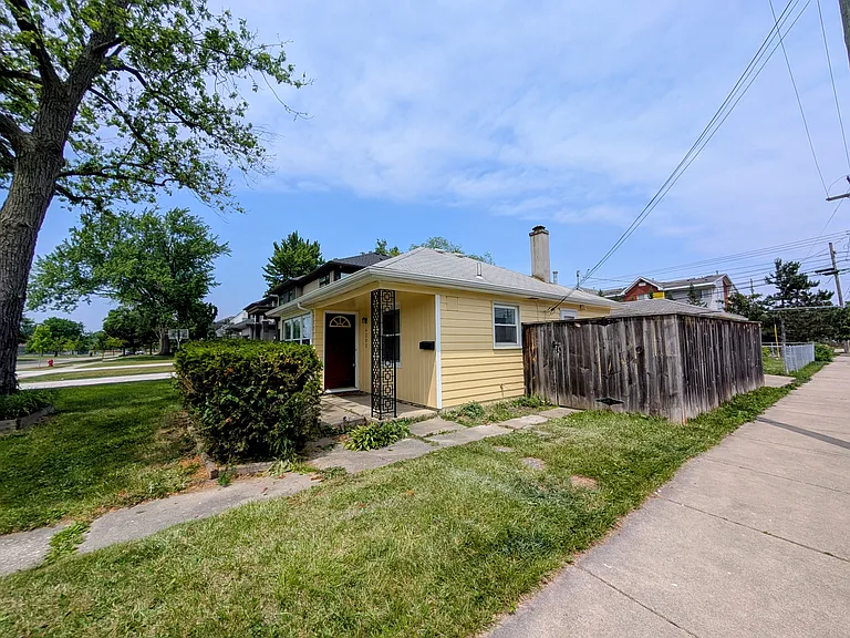 4302 Mandalay Ave — Photo 9