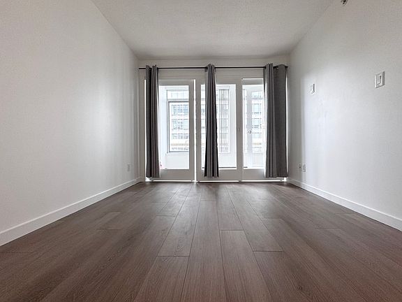 Bedroom (9'3 x 4'11)