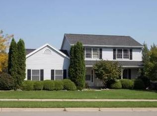 956 River Knoll Dr, Haslett, MI 48840
