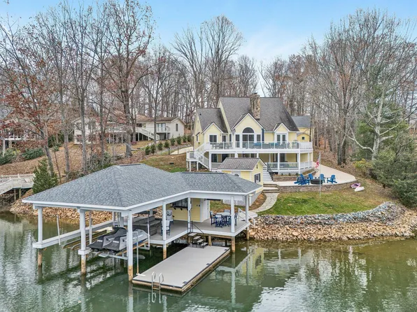 218 Twin Chimneys Dr, Wirtz, VA 24184