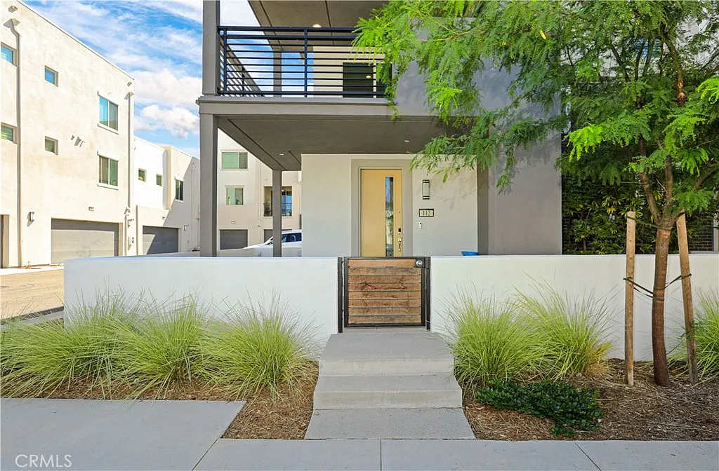 2 bed, 2.5 bath, 1675 sqft, $4,400 — Photo 1