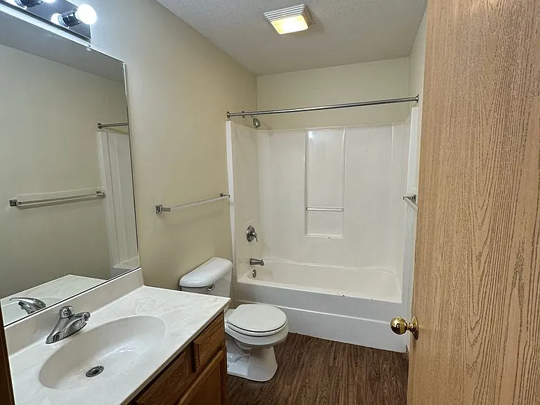 223 Crystal St — Photo 8