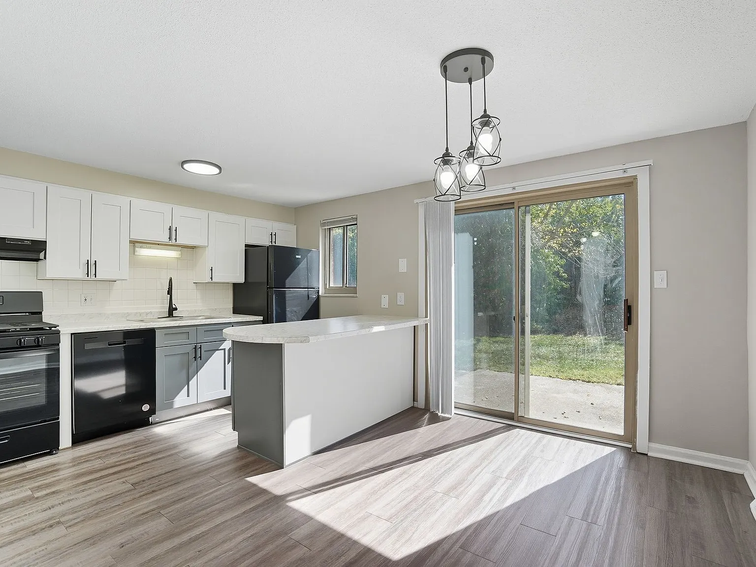 Coventry Court Townhomes — Photo 2