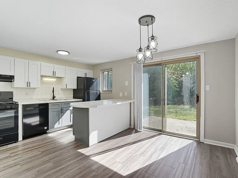 Coventry Court Townhomes — Photo 2