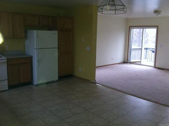4th image of 102 E Montcalm St #1