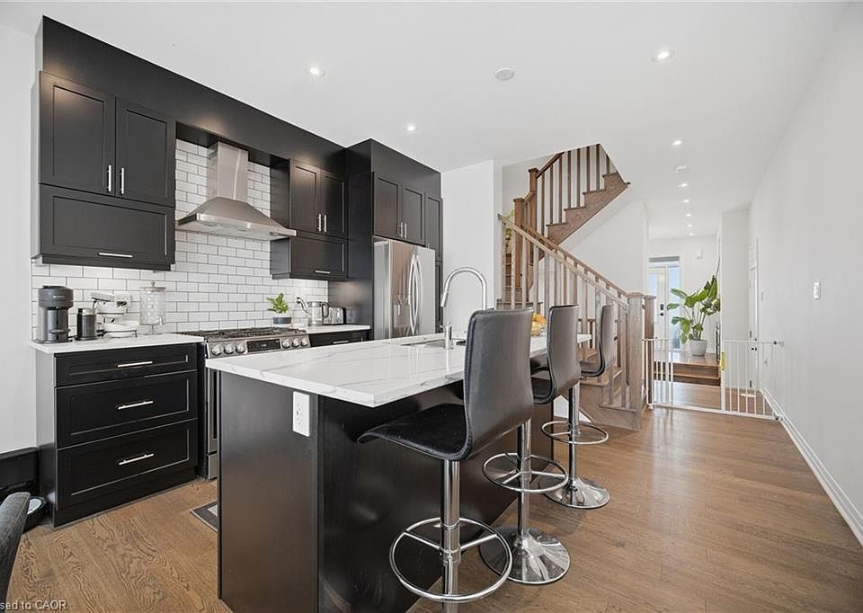 1st image of 94 Settlers Rd E