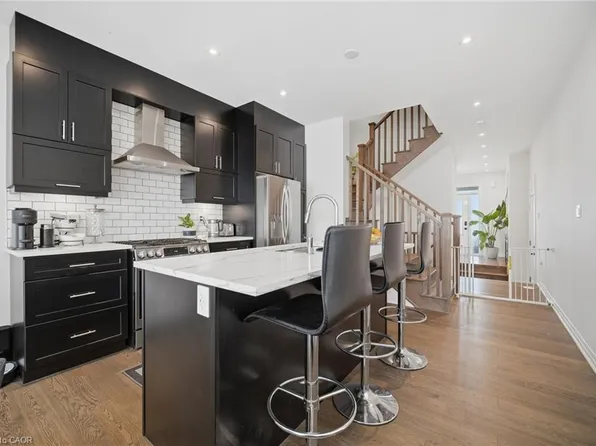 94 Settlers Rd E, Oakville, ON L6H 0Y8