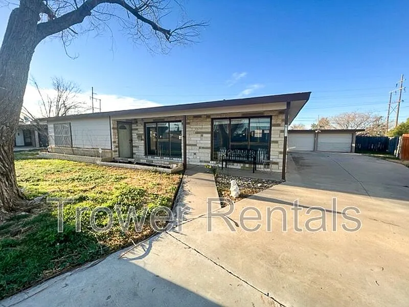 Building Photo - 2413 Windsor Dr