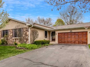 4025 Whispering Trails Dr, Hoffman Estates, IL 60192