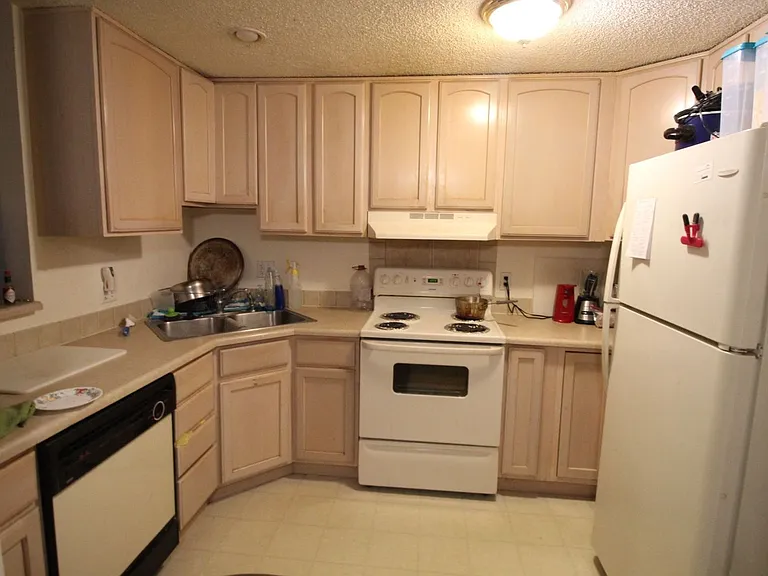 628 Jocelyn Dr — Photo 3