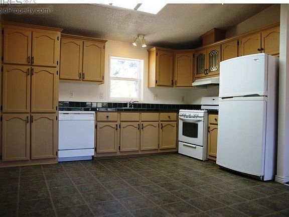 Bright and Sunny Kitchen!
