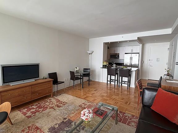 5th image of 1510 Lexington Ave APT 6L