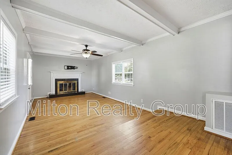 3 bed, 2.0 bath, 1832 sqft, $1,750 — Photo 4