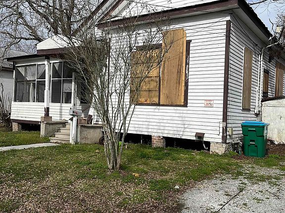 2nd image of 811 N Everett St