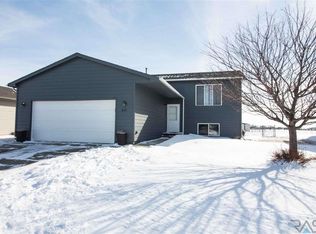 801 Lois Ln, Harrisburg, SD 57032