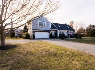 35 Mohawk Dr, Portsmouth, RI 02871