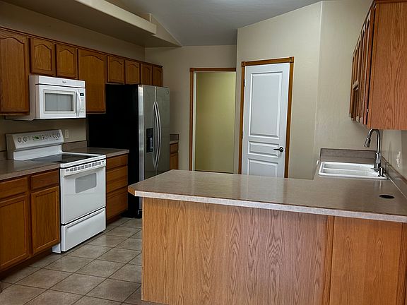 2nd image of 2481 Alderwood Ave