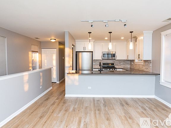 3rd image of 1471 N Larrabee St #C1