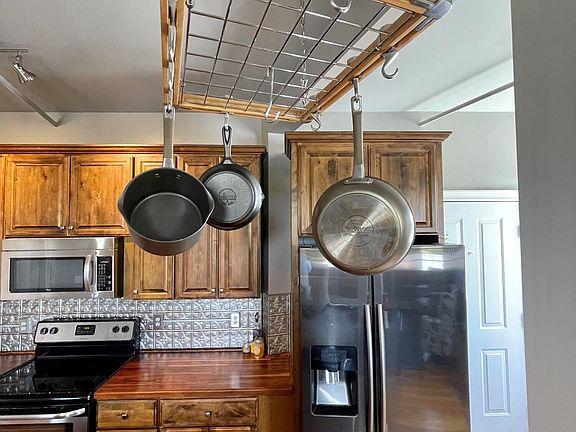 3rd image of 109 E Grand River Ave APT 4