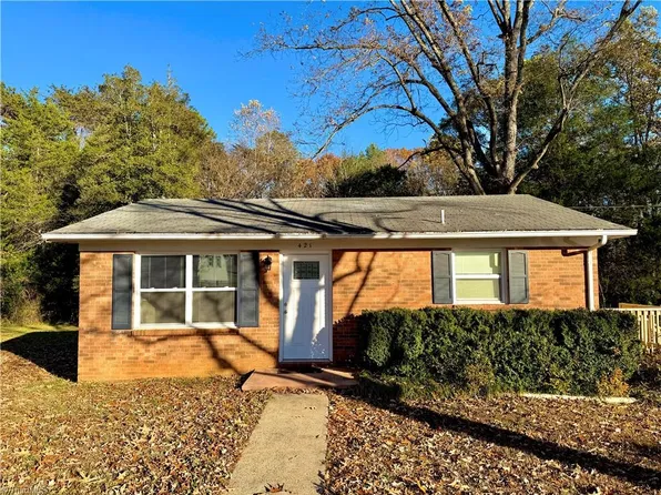 421 Sycamore Cir, Yadkinville, NC 27055