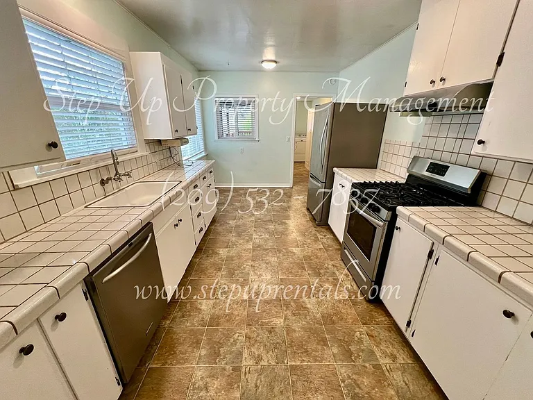 273 Lyons St — Photo 8