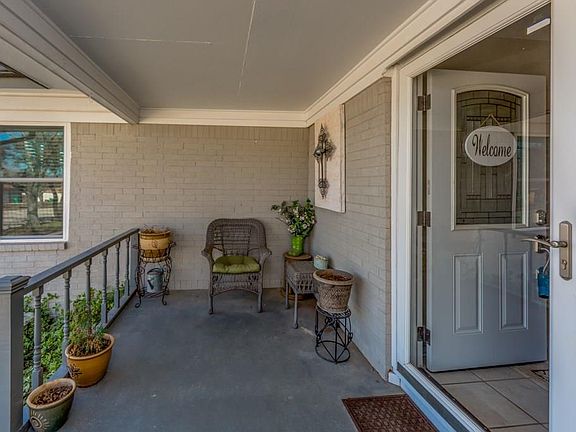 3rd image of 408 Lindsey St