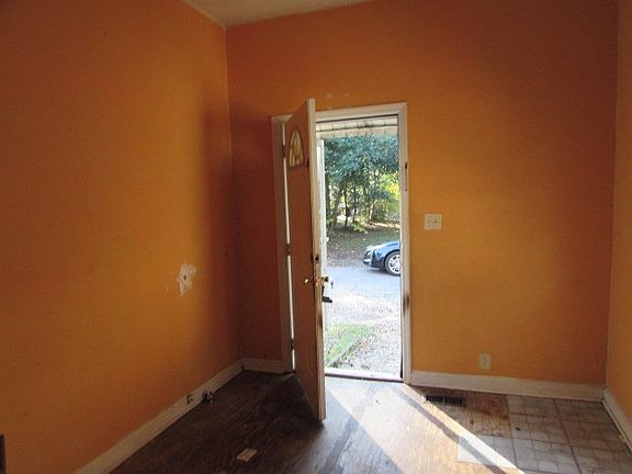 4th image of 2906 Bradley Cir