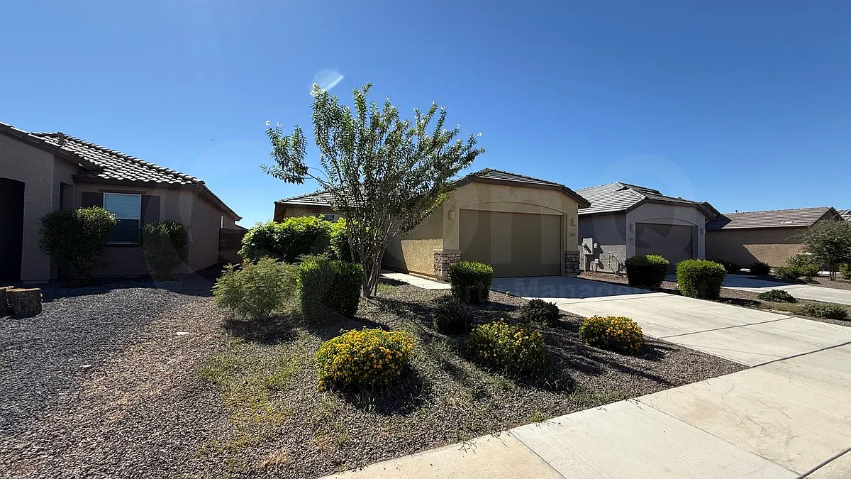 3 bed, 2.0 bath, 1402 sqft, $1,950 — Photo 2