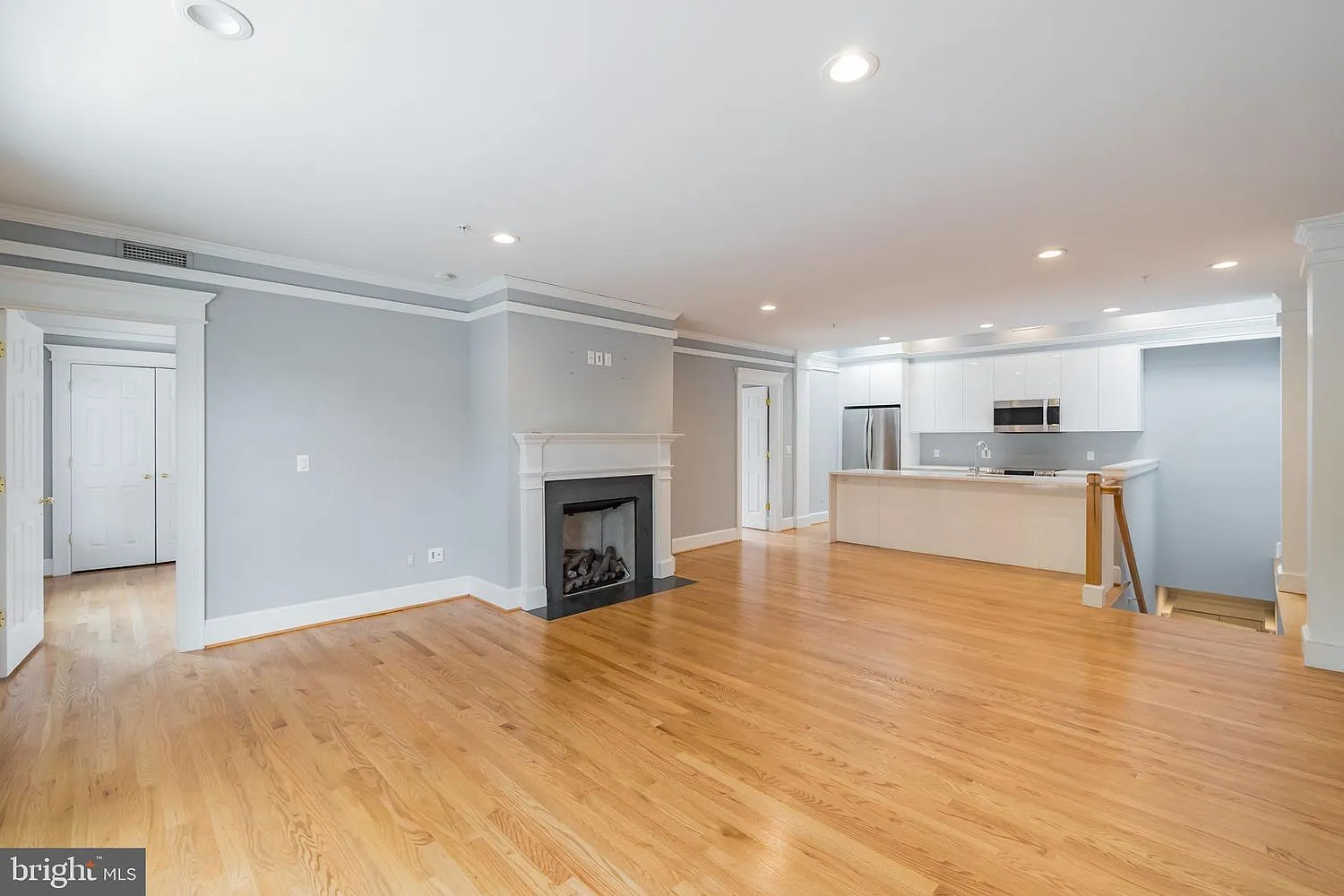 2 bed, 1000 sqft, $6,150 — Photo 3