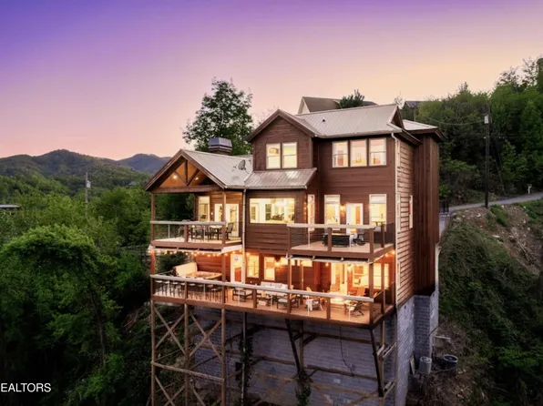811 Sourwood Dr, Gatlinburg, TN 37738