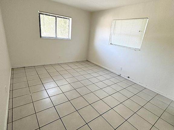 4th image of 833 SW 30th St APT 6