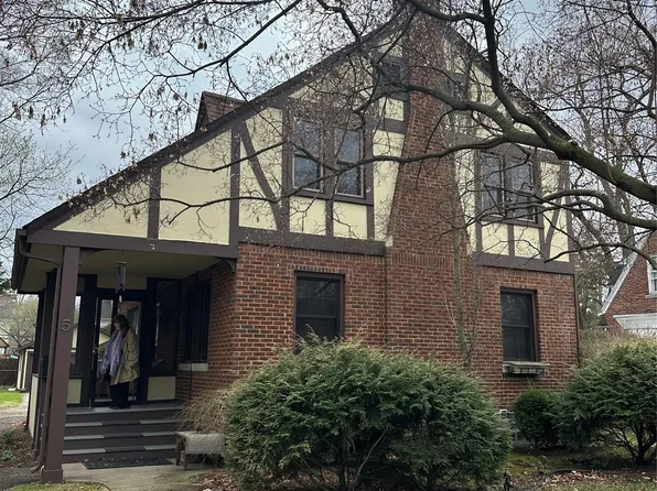 5 Woodside Park Blvd, Pleasant Ridge, MI 48069