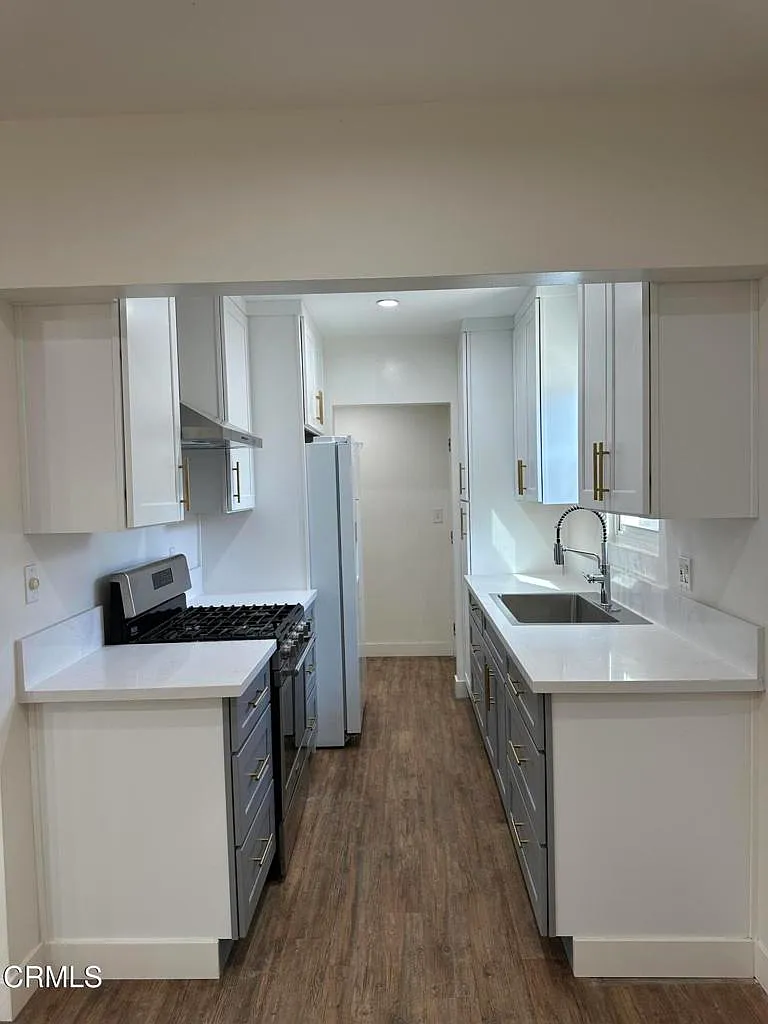 3 bed, 1.0 bath, 1000 sqft, $3,200 — Photo 3