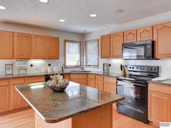 5105 Timberridge Dr, Papillion, NE 68133