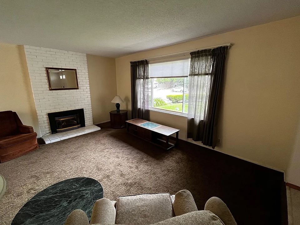 Living room with gas fireplace