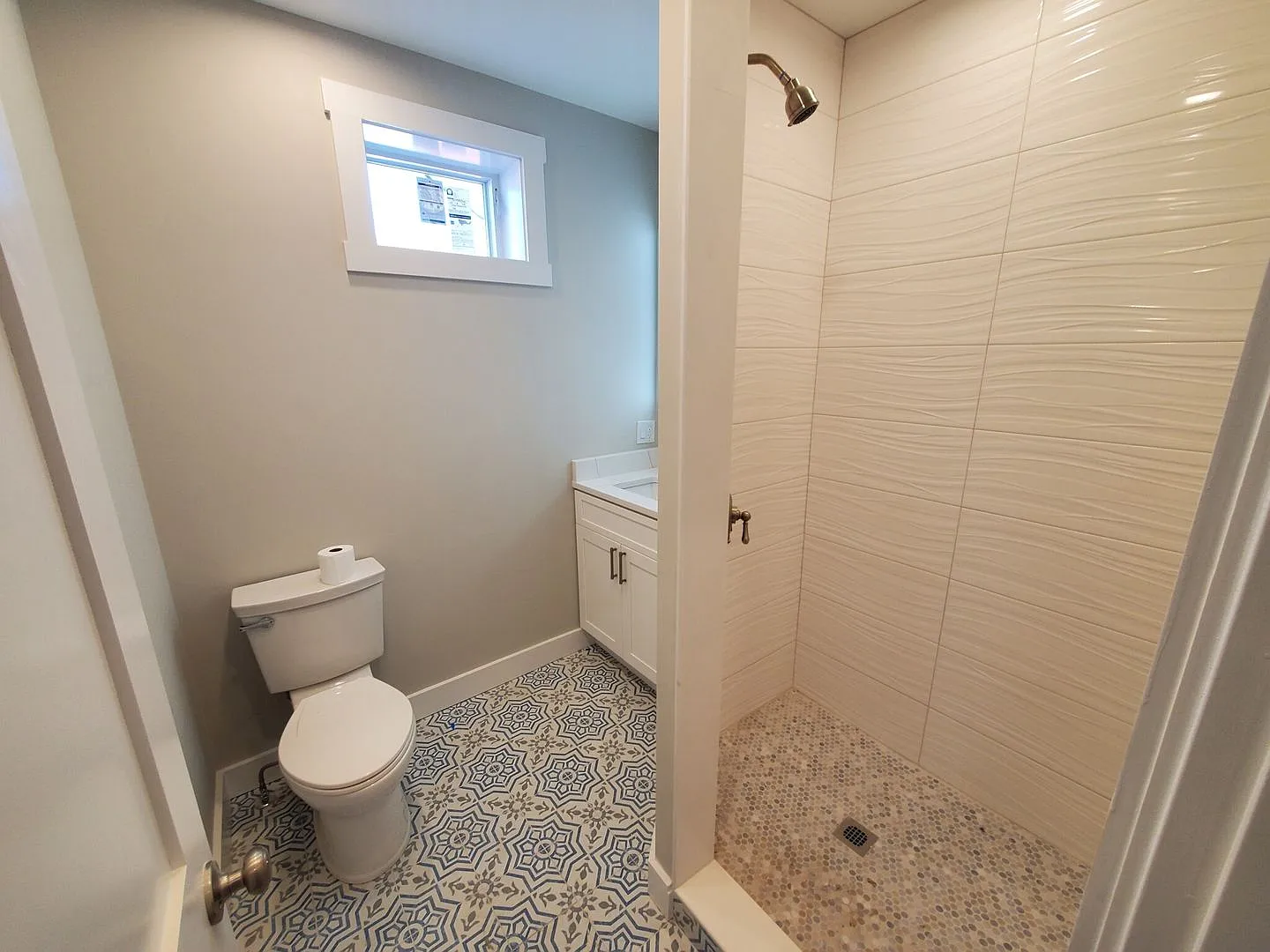 Charming 3 Bedroom- — Photo 4