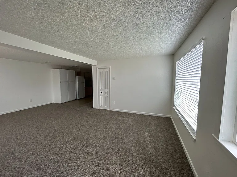 286 SW C St — Photo 2
