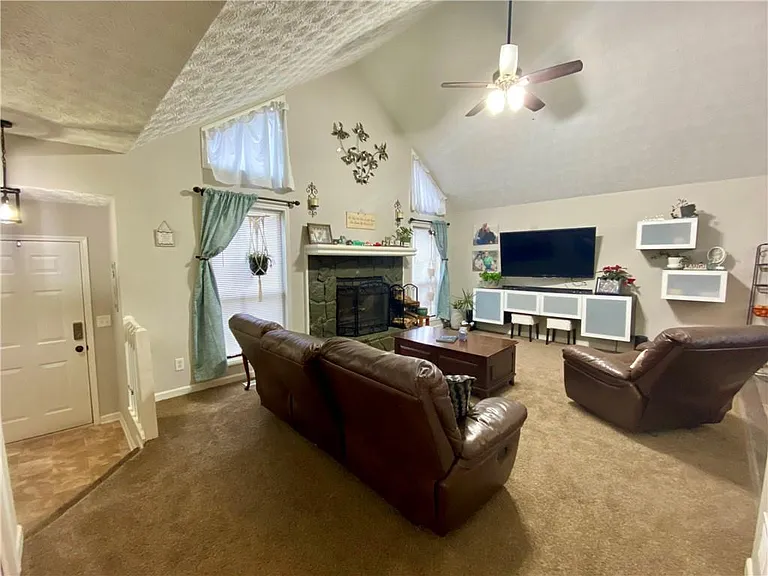 1095 Mountain Springs Dr NW — Photo 2
