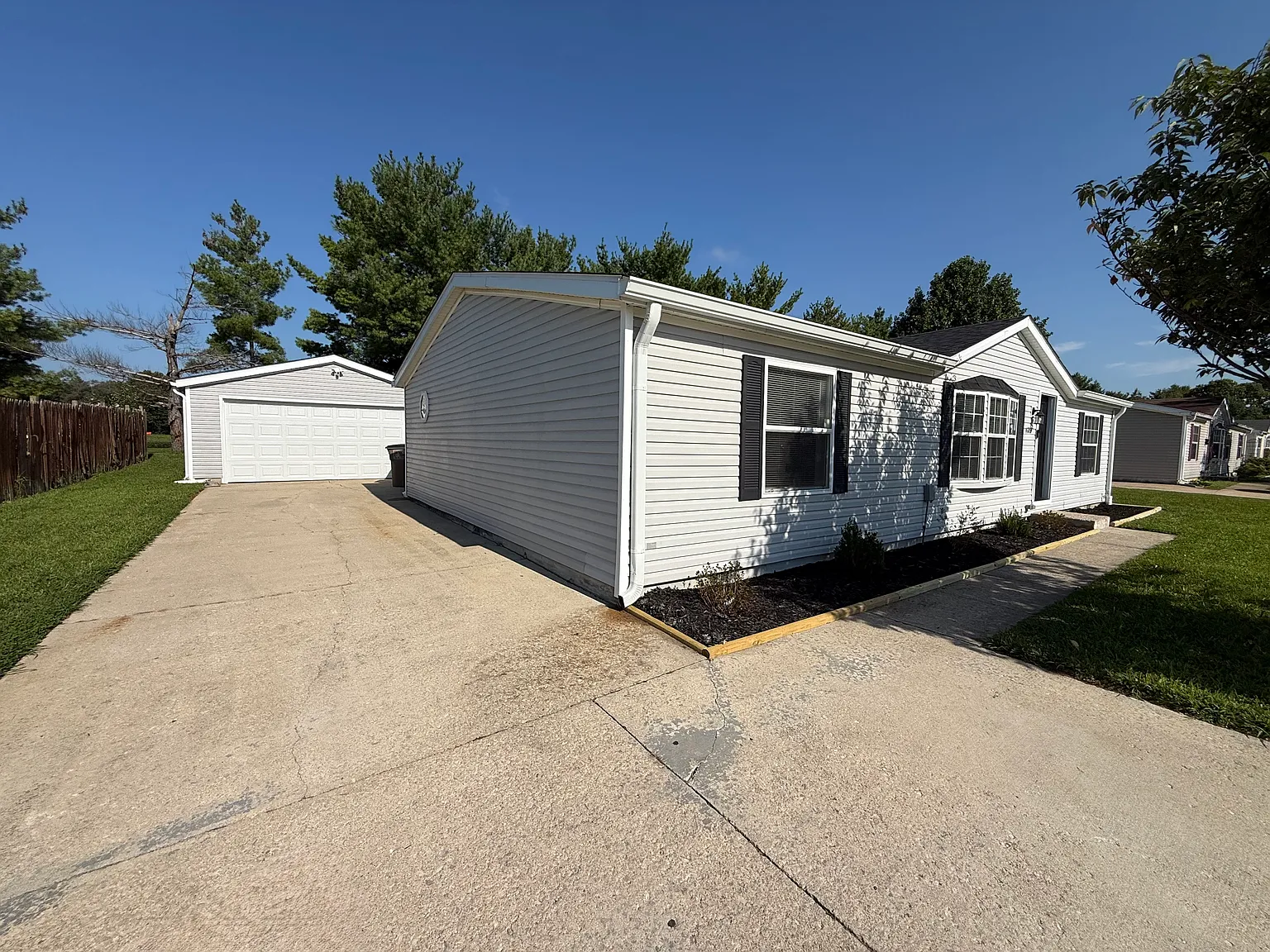 3 bed, 1296 sqft, $1,750 — Photo 2