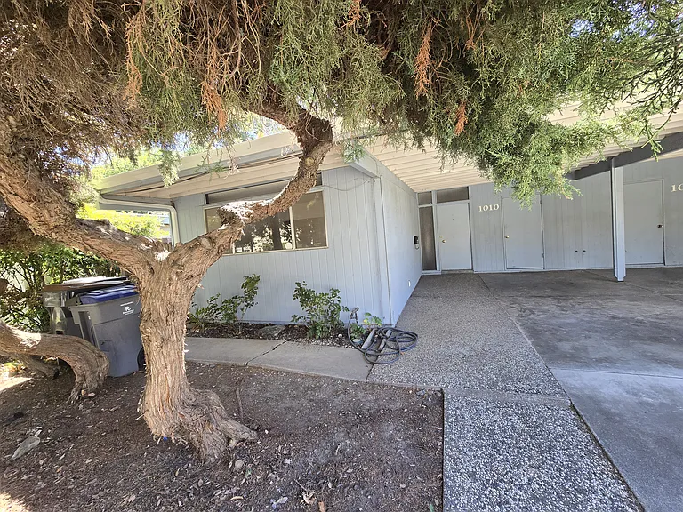 1010 Drake Dr — Photo 1
