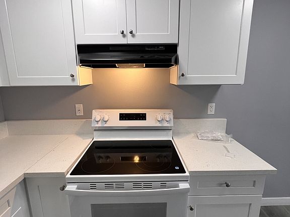 4th image of 3556 Sanborn Ave #L