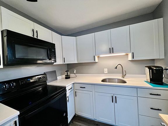 5th image of 35 Maple St