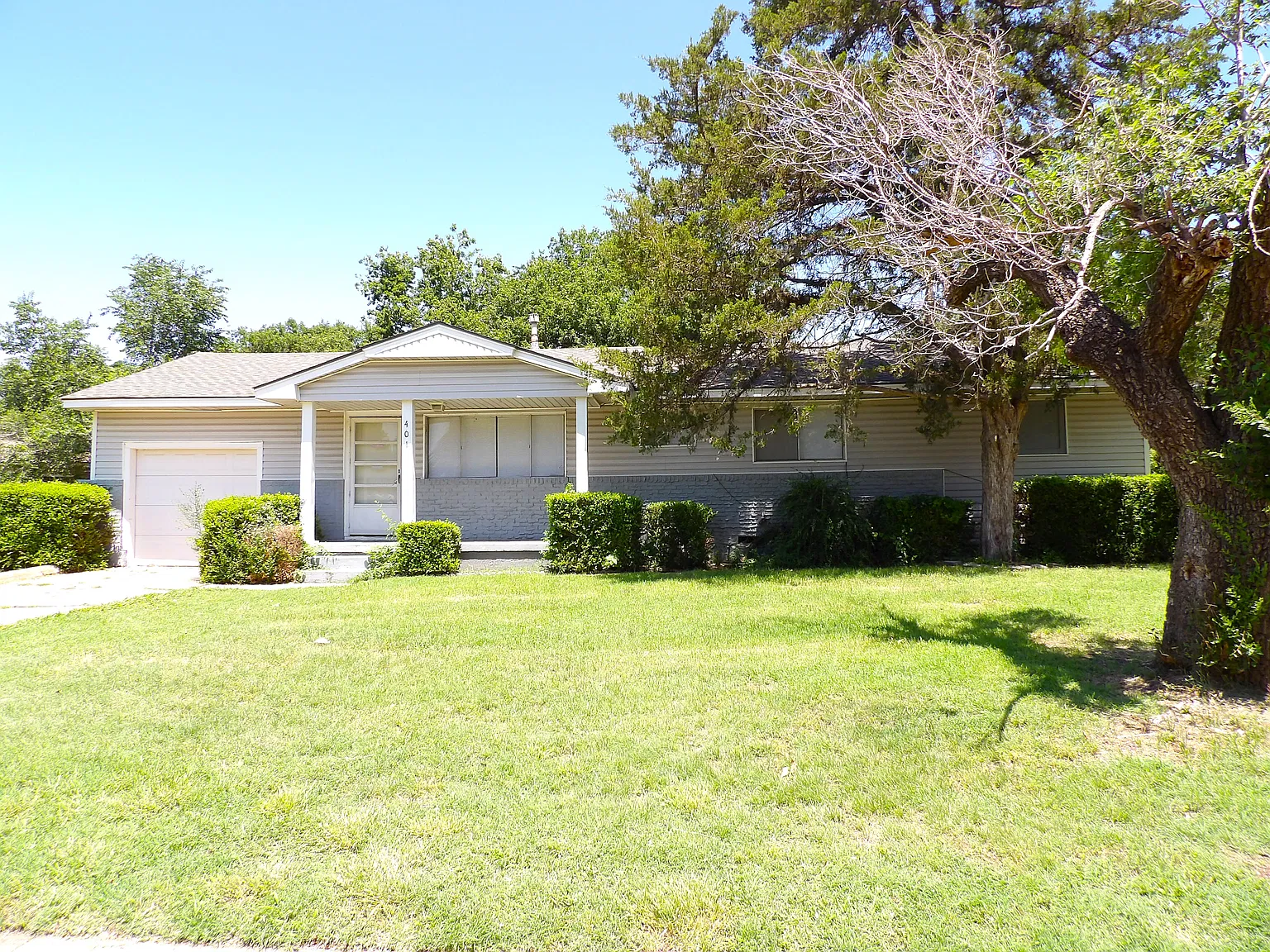 3 bed, 1215 sqft, $1,045 — Photo 1